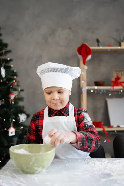 Bäckerjunge Weißer Bäckeruniform Bereitet Teig Für Weihnachtsplätzchen Kind Bricht Ein — Stockfoto