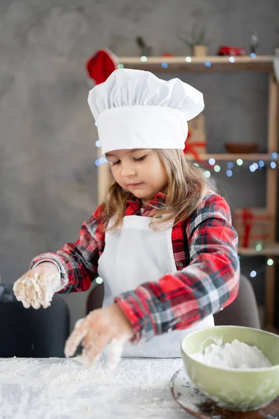 Porträt Eines Glücklichen Kindes Beim Plätzchenbacken Ein Mädchen Kochuniform Knetet — Stockfoto