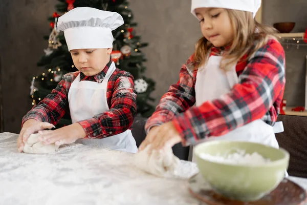 Familj Barn Förbereder Julkakor Bror Och Syster Knådar Deg Bordet — Stockfoto