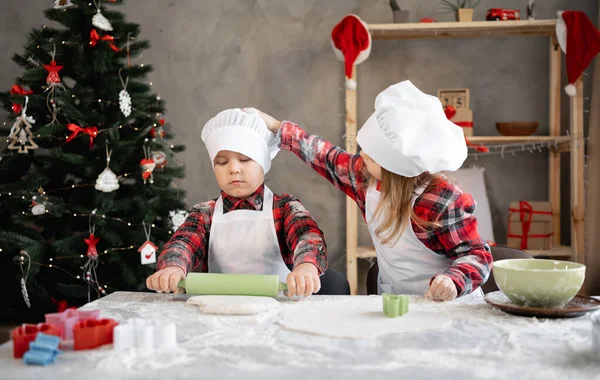 Çocuklar Noel Kurabiyeleri Hazırlar Oğlan Hamur Toplar Kız Kardeş Şapkasını — Stok fotoğraf