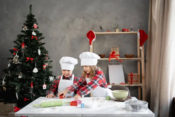 Glada Barn Förbereder Kakor Eller Pepparkakor Till Jul Dekorerad Bakgrund — Stockfoto