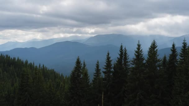 Lapso de tiempo de rayos de sol que emergen a través de oscuras nubes de tormenta en las montañas sobre la cresta montenegrina en los Cárpatos. — Vídeos de Stock