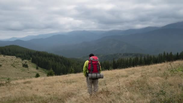 时间流逝的男性徒步旅行者站在山腰上欣赏大自然。积极康乐及远足的概念. — 图库视频影像