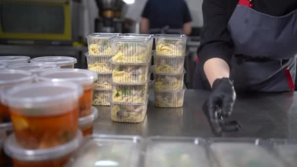 Närbild, händer i engångshandskar fällbara lunchlådor Charity varma måltider som volontärer kommer att leverera till fattiga människor gratis. — Stockvideo