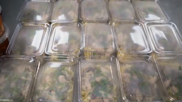 Zakelijke lunch in een plastic container klaar voor levering. Zicht van bovenaf. Kantoor Lunchdozen met eten klaar om te gaan. Eten wordt weggehaald. Maaltijden, ontbijt. meeneemvoedsel — Stockvideo