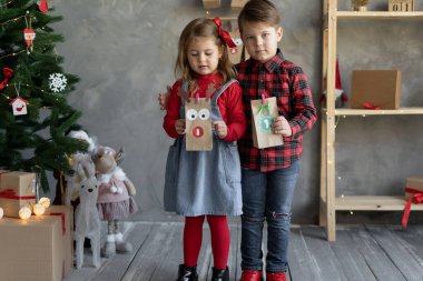 El yapımı takvim hediye paketleri olan çocuklar. Noel çocuğunun hayranıyım. Metnin için yer.