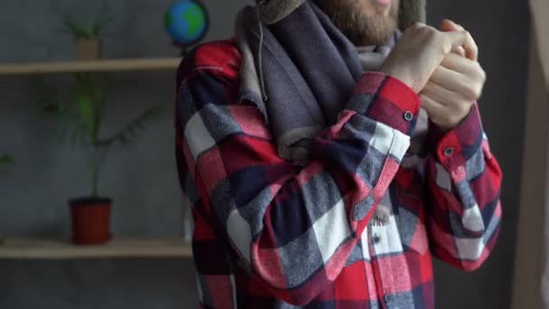 Problémy s vytápěním v zimě. Detailní záběr nosiče muže v zimě oblečeného v místnosti zbaběle před zimou, jak dýchá na ruce a snaží se je zahřát. — Stock video