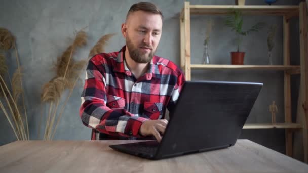 Conceito de entrega de alimentos, homem de negócios pede pizza on-line, trabalhando em casa com laptop, pequenas empresas, takeaway, casa de pizza italiana. — Vídeo de Stock