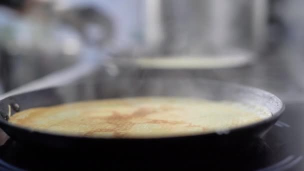 薄いパンケーキを揚げ、蒸気でパンケーキを焼く、パンケーキの日、朝食を調理 — ストック動画