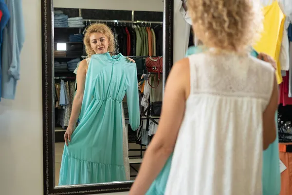 Butikte Aynanın Önünde Giyinmeye Çalışan Bir Kadın Mağazada Soyunma Odası — Stok fotoğraf