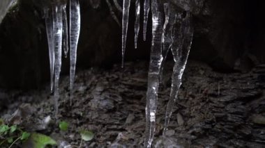 İlkbaharda dağlarda eriyen buz sarkıtları, buzdan akan su, güneşte eriyen buz.
