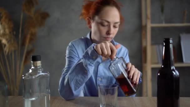 Концепція жіночого алкоголізму, п'яна дівчина бере пляшку віскі, п'є алкоголь вдома, пияцтво та алкогольна залежність — стокове відео