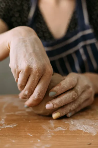 Mujer Alfarera Trabaja Con Arcilla Manos Artesano Cerca Esculpe Cuenco — Foto de Stock