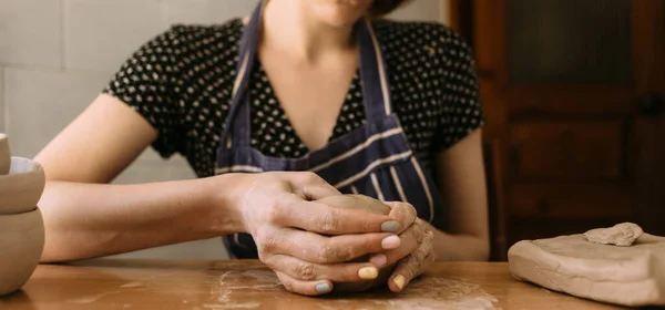 粘土から彫刻します 女性の手のクローズアップは趣味に従事しています 原料粘土の丸い部分 — ストック写真