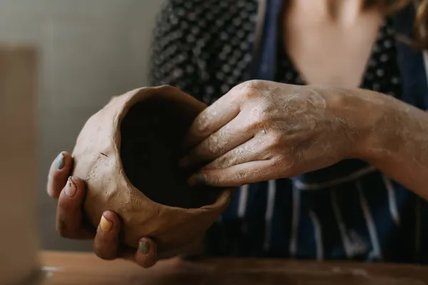Potterovy Ruce Pracují Hlínou Vyrábíme Hliněnou Mísu Formováním Ženský Koníček — Stock fotografie