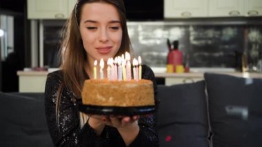Kafkasyalı genç bir bayan evinde, kafasında doğum günü şapkasıyla kanepede oturuyor ve elinde mumlu bir doğum günü pastası tutuyor. Dilek tutar gözlerini açar ve mumları söndürür..