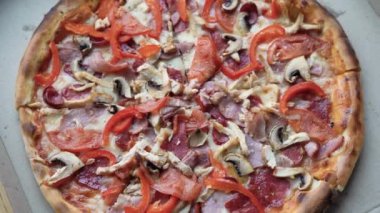Bir kafede yemek yemek. Dört arkadaşın elleri pizza dilimleri alıyor, üst tabaka. İtalyan hamur işlerini insan eli alıyor. Fast food. Pizza teslimatı