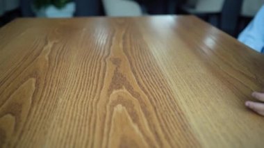 Yemek teslimatı konsepti. Tahta bir masada karton bir kutuda pizza. Pizza için yan manzara paketi. Erkek eller bir kutu pizza koydu.