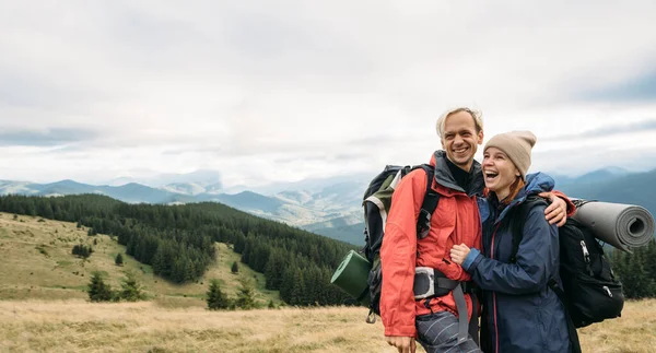 Young Couple Love Man Woman Tourists Stand Top Mountain Smile — Stock Photo, Image