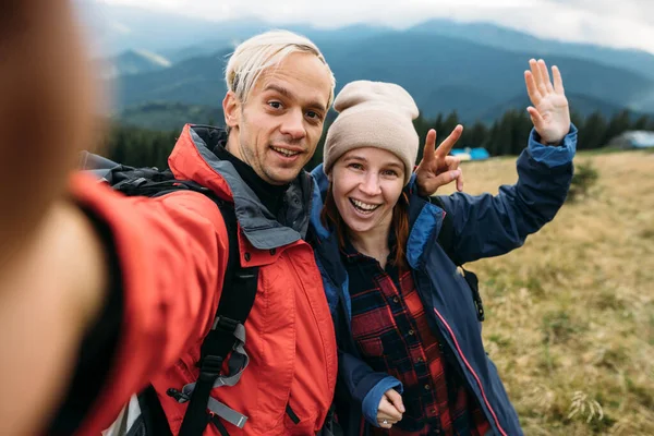 Couple Takes Selfie Makes Video Call Backdrop Large Mountains Vacation — Stock Photo, Image