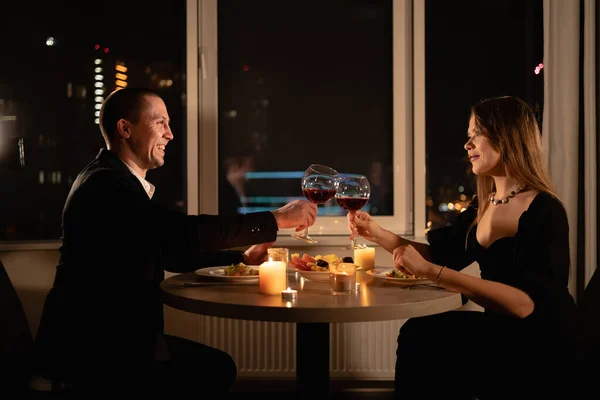 Appuntamento serale coppia millenaria, famiglia caucasica innamorata di avere un momento romantico, celebrare l'anniversario di matrimonio insieme a cena. giorno di San Valentino — Foto Stock