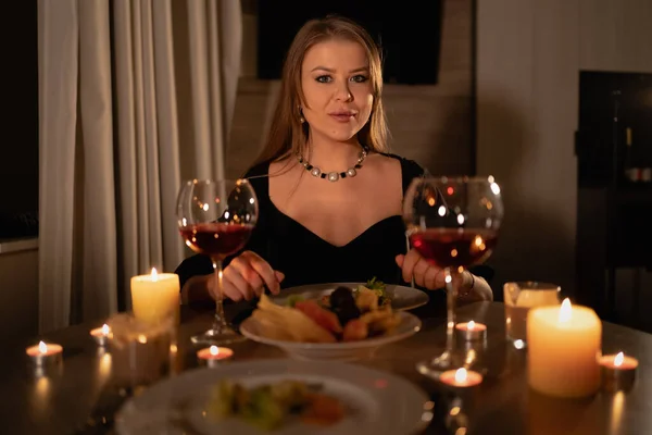 Романтическое Свидание Женщина День Святого Валентина Красным Вином Свечами Ужин — стоковое фото