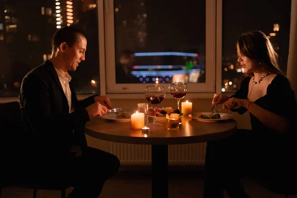 Romantisches Abendessen Für Zwei Verliebte Paare Essen Valentinstag Dinner Mit — Stockfoto