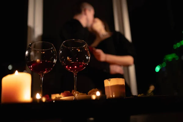 Cena Festiva San Valentino Candele Accese Bicchieri Vino Sul Tavolo — Foto Stock