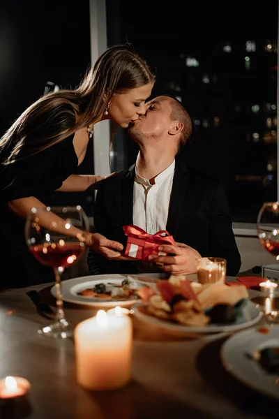 Gepassioneerde Kus Een Date Man Vrouw Valentijnsdag Feestelijk Diner Voor — Stockfoto