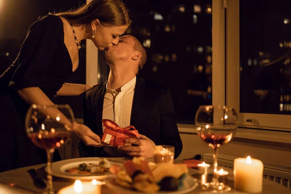 Namiętny Pocałunek Podczas Kolacji Randce Kobieta Daje Mężczyźnie Pudełko Prezentów — Zdjęcie stockowe
