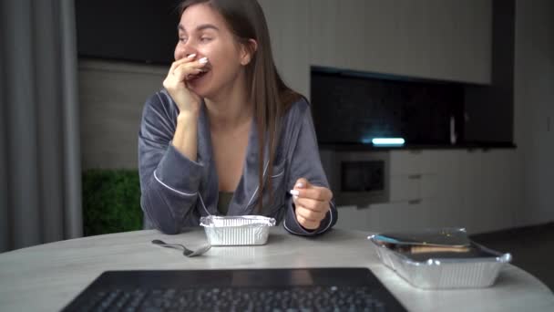 Motive olmuş beyaz bir kadının ev mutfağındaki video konuşmasının portresini kapat. Mutlu heyecanlı kadın evde kahvaltı ederken video görüşmesi yapıyor.. — Stok video