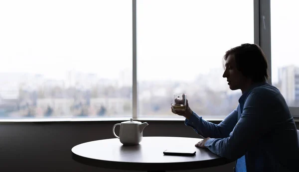 Junger Mann Lässiger Kleidung Trinkt Tee Tisch Fensterhintergrund Kerl Morgens — Stockfoto