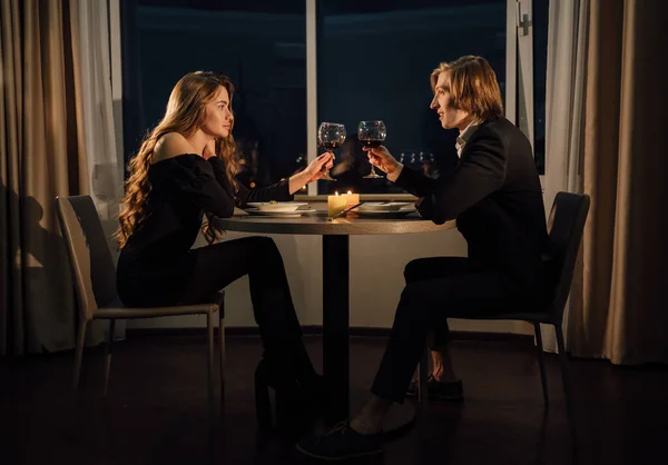 Valentijnsdag Feestelijk Diner Verliefd Stel Thuis Wijn Drinken Glazen Romantisch — Stockfoto