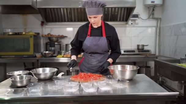 Yemek dağıtım servisi. Beyaz kadın şef domates kesiyor. Çevrimiçi sipariş ve teslimat konsepti. Lezzetli, sağlıklı, dengeli, hazır yemek.. — Stok video