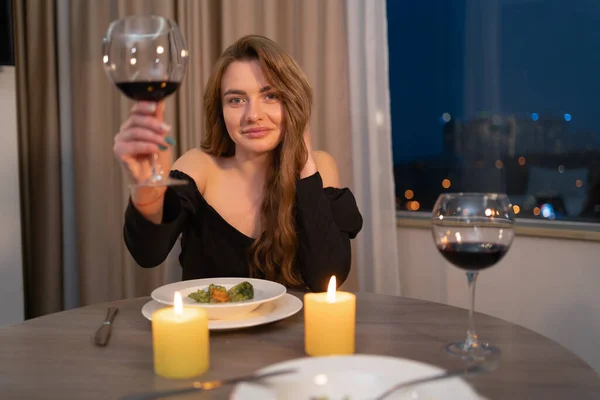 Meisje Alleen Met Een Glas Rode Wijn Viert Valentijnsdag Romantisch — Stockfoto