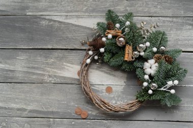 Ahşap bir arka planda Noel çelengi. Üst Manzara. metin için yer