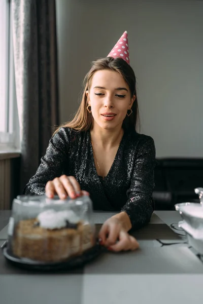 Születésnap Otthon Fiatal Boldog Kinyitja Dobozt Egy Tortával Egy Lány — Stock Fotó