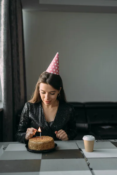白人女孩在蛋糕上点蜡烛 家里过生日 寂寞女人用蛋糕庆祝周年 内向的隔离社会距离 生日庆祝理念 — 图库照片
