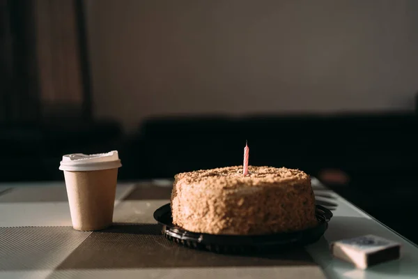 Gâteau Avec Une Bougie Une Tasse Papier Avec Café Dans — Photo