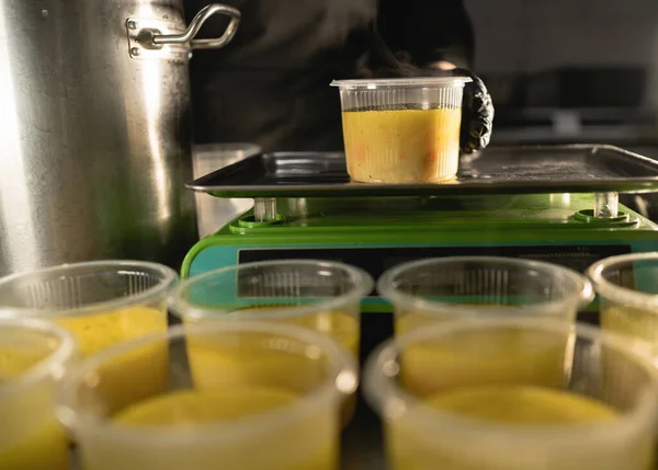 Chef Restaurant Weighs Container Soup Food Plastic Scale Process Preparing — Stock Photo, Image