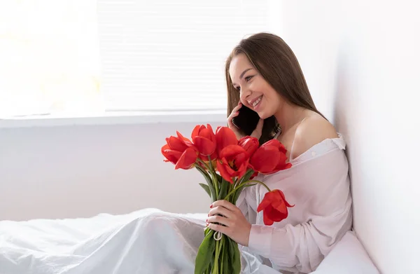 Портрет Сексуальной Девушки Букетом Красных Тюльпанов Утром Спальне День Святого — стоковое фото