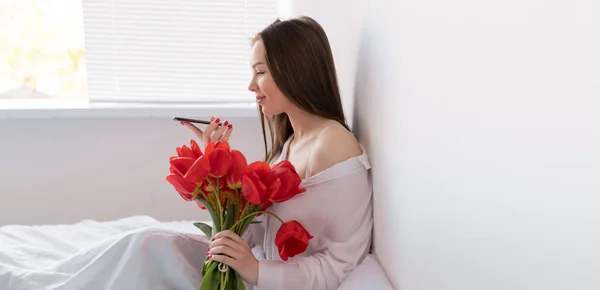 Retrato Una Chica Sexy Con Ramo Tulipanes Rojos Mañana Dormitorio — Foto de Stock