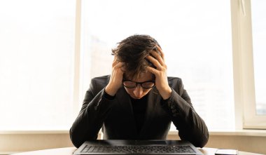 Ofiste başı ağrıyan depresyondaki işadamı. Migreni olan bir işletmeci. İş yerindeki bir serbest çalışanın kafasında. Ofis çalışanı sağlık konsepti