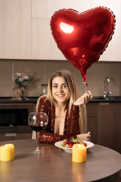 Ρομαντικό Ραντεβού Γυναίκα Του Αγίου Βαλεντίνου Κόκκινο Κρασί Και Κεριά — Φωτογραφία Αρχείου