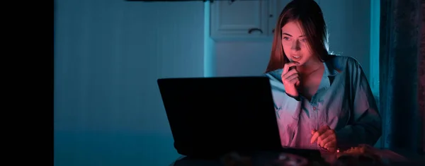 Νεαρή Γυναίκα Που Χρησιμοποιεί Φορητό Υπολογιστή Και Βλέπει Ταινίες Ενώ — Φωτογραφία Αρχείου
