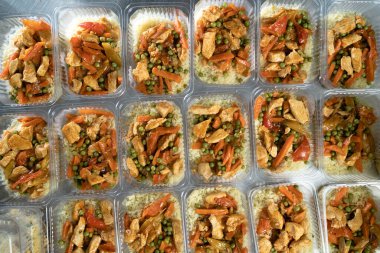 Restorana yemek teslimatı. Çevre dostu plastik bir konteynırda iş yemeği, teslimata hazır. Yukarıdan bak. Ofis beslenme çantaları ve pirinç yemekleri. Yiyecekler alındı. Yemekler, kahvaltı..