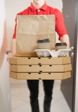 Bir kadının kafasının webcam görüntüsü. Çevrimiçi elektronik randevu, telefonla veya bilgisayarla video görüşmeleri, arkadaşlarla uzaktan sohbet, sohbet, sevgililer günü konsepti