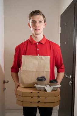 Pizza ve kahve teslimatı, müşterinin kapısında yiyecek ve kutu taşıyan kurye, paket restoran yemeği, karantinada yiyecek getiren postacı.