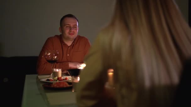 Egy férfi portréja egy nő válla fölött. romantikus gyertyafényes vacsora. Egy pasi randin beszél egy hölggyel, és köszöntőt mond. koncepció ünneplésére Valentin nap, évforduló vagy évforduló — Stock videók