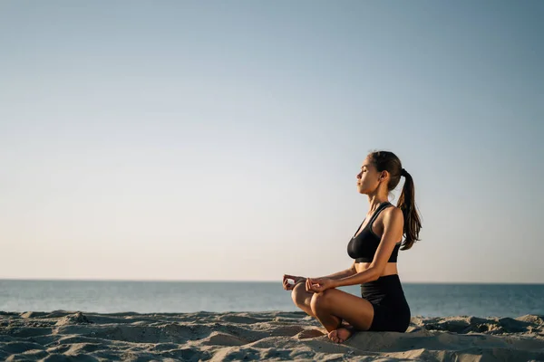 Young Girl Practices Yoga Ocean Beach Woman Lotus Position Sand — Stock fotografie